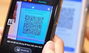 Hai cô gái quét mã QR 'cồng kềnh' tại cây xăng