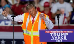 Ông Trump: Tôi sẽ bảo vệ phụ nữ dù họ thích hay không