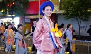 Dàn sao rước tượng Phật trên đường phố