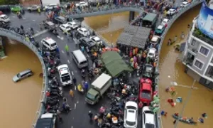 Quân đội dựng lều dã chiến cho người Nha Trang tránh ngập